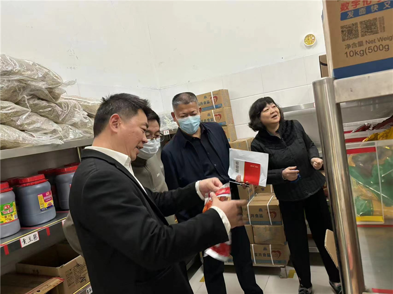 年检组正在检查后厨