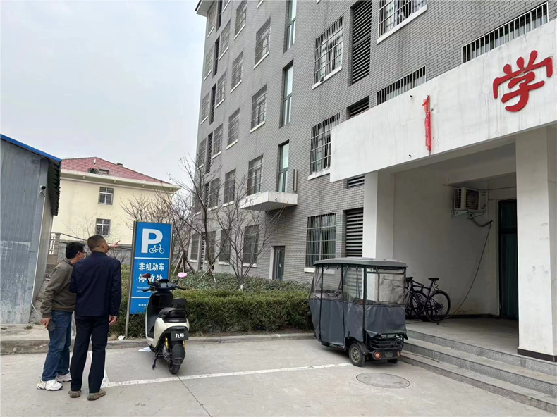 年检组正在检查学生宿舍安全