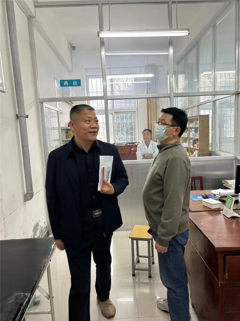 年检组正在检查校医务室