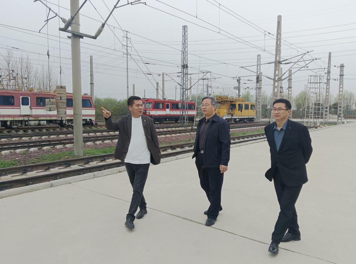 调研组走访校内实训基地