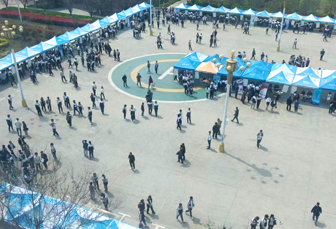 学生校园招聘双选会现场