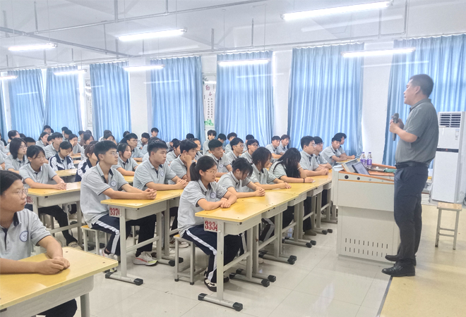 校长亲讲新生入学班会