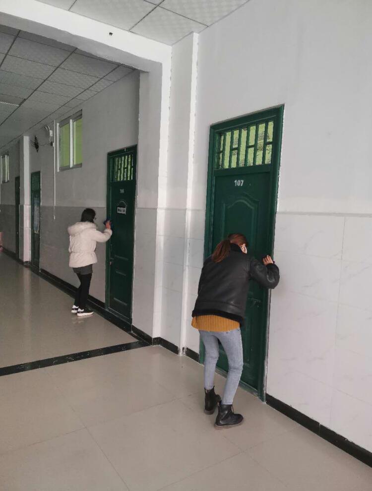 郑州中原中等专业学校的师生正在打扫教室走廊